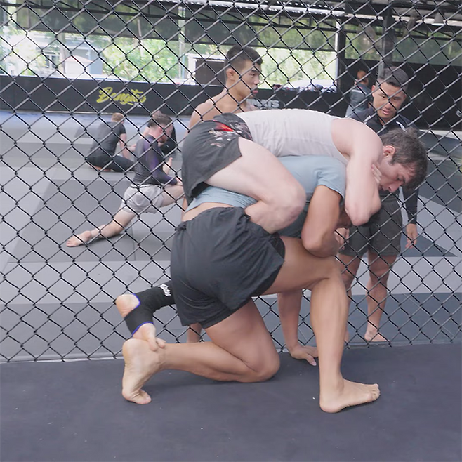 나비 자비토비치 나비예프가 서브미션 그래플링 스파링 시작 1분 12초 만에 전 UFC 웰터급 6위 김동현한테 매달려 목을 조르고 있다. 4초 후 김동현은 나비예프 팔에 탭을 쳐 패배를 인정했다. 사진=매미킴 stungunTV 영상 화면