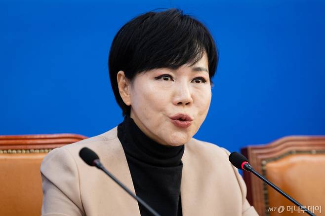 (서울=뉴스1) 유승관 기자 = 전현희 더불어민주당 사법불신 극복·사법행정 정상화 TF 단장이 18일 서울 여의도 국회에서 열린 사법불신 극복·사법행정 정상화 TF 전체회의에서 모두 발언을 하고 있다. 2025.11.18/뉴스1  Copyright (C) 뉴스1. All rights reserved. 무단 전재 및 재배포,  AI학습 이용 금지. /사진=(서울=뉴스1) 유승관 기자