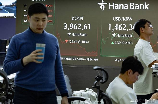 (서울=뉴스1) 이재명 기자 = 18일 오후 서울 중구 하나은행 본점 딜링룸 전광판에 코스피 지수가 표시되고 있다. 2025.11.18/뉴스1  Copyright (C) 뉴스1. All rights reserved. 무단 전재 및 재배포,  AI학습 이용 금지. /사진=(서울=뉴스1) 이재명 기자