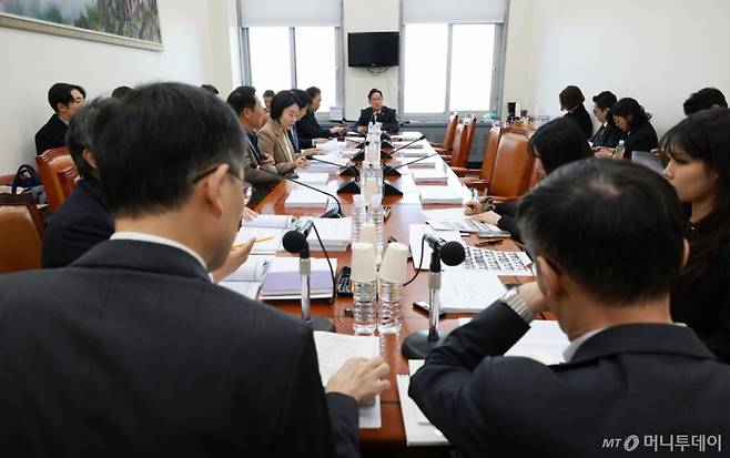 [서울=뉴시스] 고승민 기자 = 박수영 국회 기재위 조세소위원장이 18일 서울 여의도 국회에서 열린 기획재정위원회 조세소위원회를 주재하고 있다. 2025.11.18. kkssmm99@newsis.com /사진=