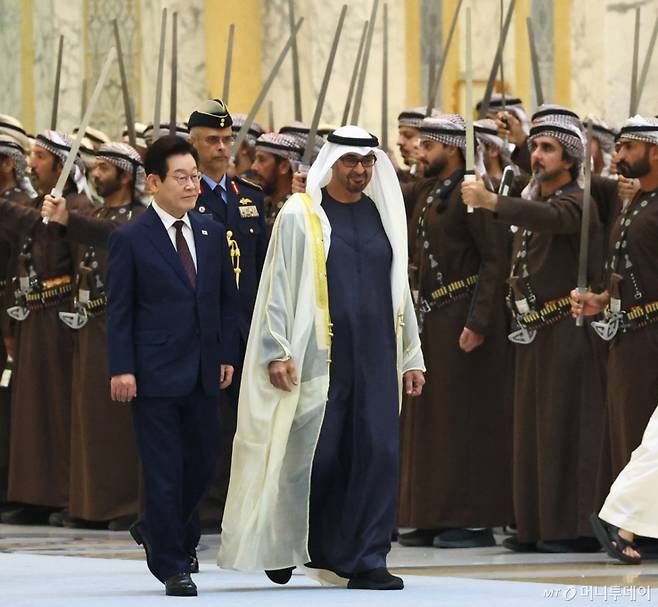 [아부다비=뉴시스] 최동준 기자 = 아랍에미리트(UAE)를 국빈 방문 중인 이재명 대통령이 18일(현지 시간) 아부다비 카사르 알 와탄 대통령궁에서 열린 공식 환영식에서 무함마드 빈 자이드 알 나흐얀 UAE 대통령과 의장대를 사열하고 있다. 2025.11.18. photocdj@newsis.com /사진=