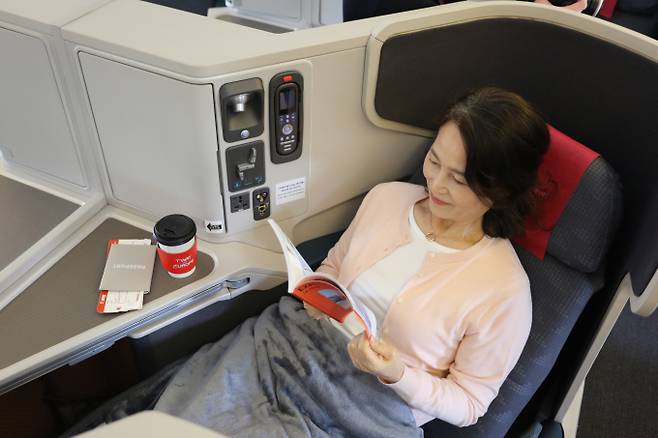 티웨이 B777-300의 비즈니스 세이버석을 탄 승객 사진. /사진=티웨이항공