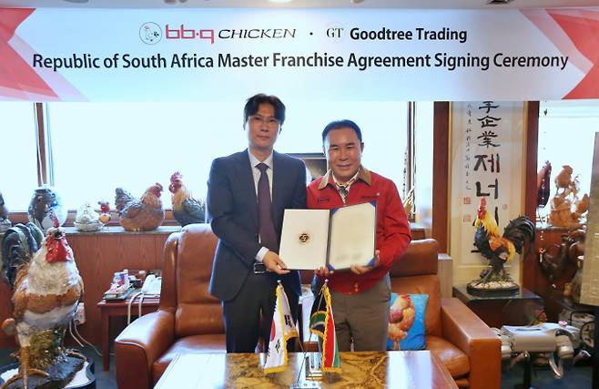 BBQ가 남아프리카공화국과 마스터프랜차이즈 계약을 체결하면서 본격적인 아프리카 시장으로의 확장에 나섰다. 사진은 윤홍근 제너시스BBQ 그룹 회장(오른쪽)과 이동일 Good Tree South Africa 대표이사. /사진=제너시스BBQ