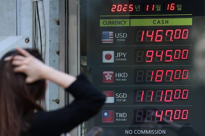 원달러 환율 1400원 시대가 사실상 일상화 했다. 사진은 원·달러 환율이 고공행진을 이어가는 가운데 16일 오후 서울 중구 명동거리의 환전소 전광판 모습./사진=뉴스1