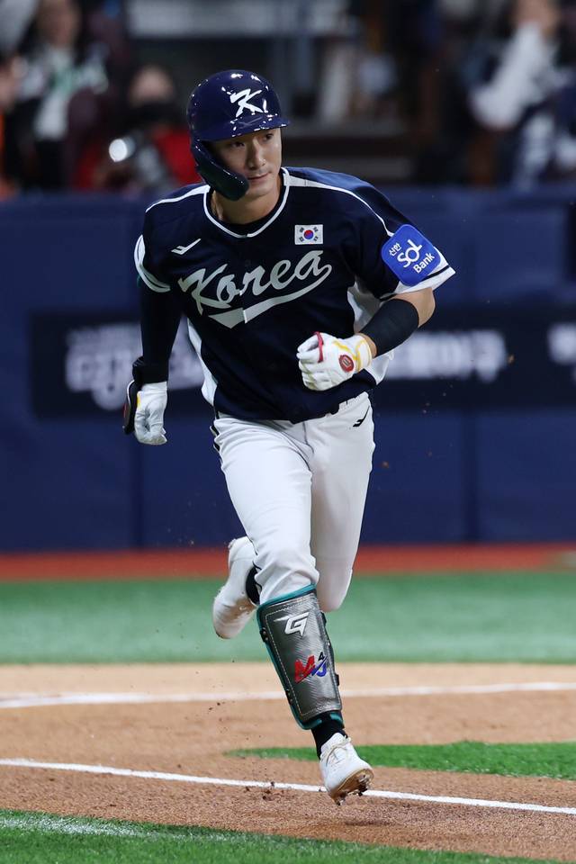 신민재가 지난 9일 서울 구로구 고척스카이돔에서 열린 체코와의 2025 K-베이스볼 시리즈 평가전 2차전에서 안타를 때린 뒤 출루하고 있다. 뉴시스