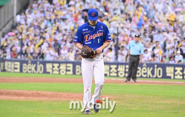 2025년 8월 9일 오후 서울 잠실구장에서 열린 '2025 신한 SOL뱅크 KBO 리그' 한화 이글스와 LG 트윈스의 경기. 한화 선발투수 엄상백이 2회말 무사 2루서 강판되고 있다./마이데일리