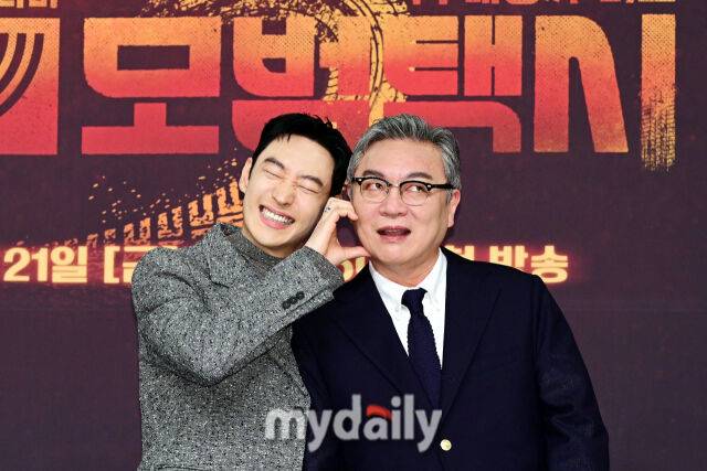 SBS 금토드라마 ‘모범택시3’ 제작발표회에서 이제훈과 김의성이 포즈를 취하고 있다./마이데일리 DB