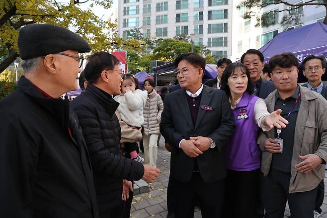 박강수 마포구청장(가운데)이 공덕 자이 주민들과 대화를 나누고 있다.