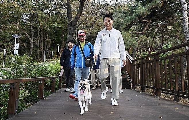 오세훈 서울시장이 남산하늘길을 산책하고 있다. [헤럴드 DB]