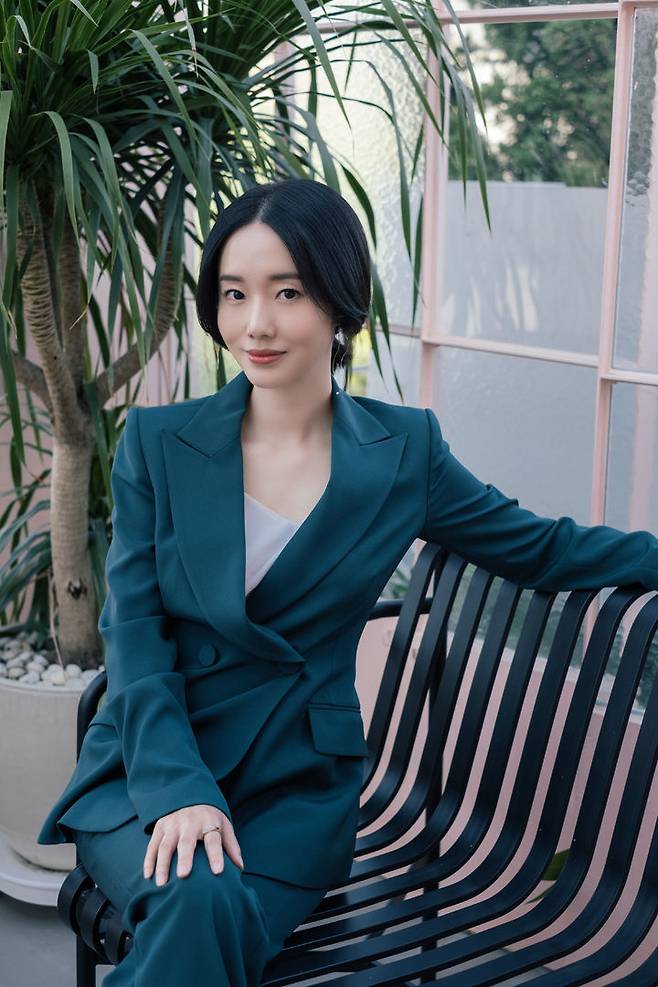 [서울=뉴시스] 배우 겸 가수 이정현이 그림책 '몽글몽글 숲속 요리사'로 그림책 작가로 변신했다. (사진=파인트리엔터테인먼트 제공) 2025.11.18. photo@newsis.com *재판매 및 DB 금지