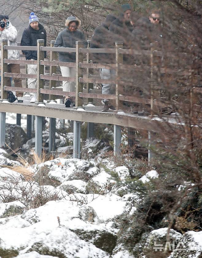 [제주=뉴시스] 우장호 기자 = 올 가을 들어 가장 추운 날씨를 보인 18일 오전 외국인 관광객들이 첫 눈이 쌓인 제주 한라산 1100고지 습지를 감상하고 있다. 2025.11.18. woo1223@newsis.com