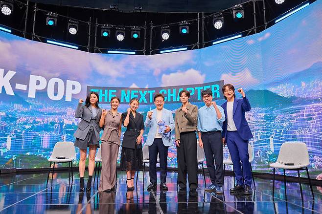 [서울=뉴시스] 이재명 대통령이 20일 서울 서초구 아리랑국제방송에서 녹화방송 형태로 진행된 케이팝 더 넥스트 챕터(K-Pop:The Next Chapter)에서 출연진들과 기념촬영을 하고 있다. 이날 '케이팝 데몬 헌터스(케데헌)'의 메기 강 감독, 영화 삽입곡을 부른 트와이스(TWICE)의 지효와 정연, 프로듀서 알티(R.Tee), 음악 평론가 김영대가 출연했다. (사진=대통령실 제공) 2025.08.20. photo@newsis.com *재판매 및 DB 금지