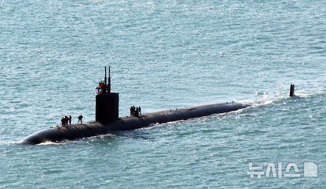 [부산=뉴시스] 하경민 기자 = 미국 해군의 로스앤젤레스급 핵추진 잠수함인 '알렉산드리아함'(SSN-757·6900t급)이 10일 오전 부산 남구 해군작전사령부 부산작전기지에 입항하고 있다.국내에 처음 입항하는 이 잠수함은 길이 110m, 폭 10m, 승조원 140여 명이며, 잠수한 채 시속 45㎞ 이상의 속도로 항해할 수 있는 것으로 알려졌다. 2025.02.10. yulnetphoto@newsis.com