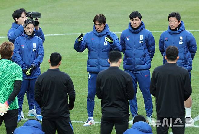 [서울=뉴시스] 김진아 기자 = 대한민국 축구대표팀 홍명보 감독이 가나와의 A매치 평가전을 앞두고 17일 서울 마포구 서울월드컵경기장에서 열린 공식훈련을 지시하고 있다. 2025.11.17. bluesoda@newsis.com