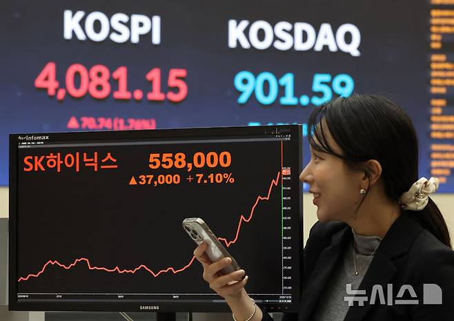 [서울=뉴시스] 황준선 기자 = 29일 오후 서울 여의도 한국거래소 홍보관에 전날 대비 7.1% 상승하며 55만8000원에 사상 최고가로 마감한 SK하이닉스의 종가가 표시되고 있다. 2025.10.29. hwang@newsis.com