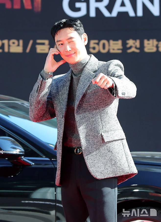 [서울=뉴시스] 김혜진 기자 = 배우 이제훈이 18일 오후 서울 양천구 SBS에서 열린 새 금토드라마 '모범택시3' 레드카펫 행사에서 포즈를 취하고 있다. 2025.11.18. jini@newsis.com