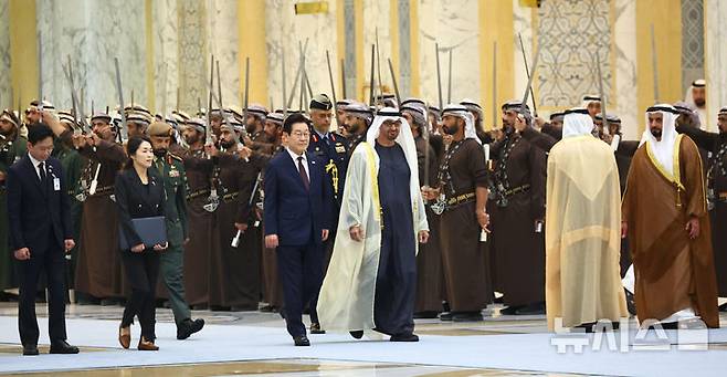 [아부다비=뉴시스] 최동준 기자 = 아랍에미리트(UAE)를 국빈 방문 중인 이재명 대통령이 18일(현지 시간) 아부다비 카사르 알 와탄 대통령궁에서 열린 공식 환영식에서 무함마드 빈 자이드 알 나흐얀 UAE 대통령과 의장대를 사열하고 있다. 2025.11.18. photocdj@newsis.com