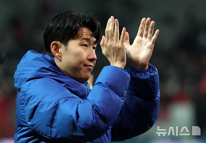 [서울=뉴시스] 홍효식 기자 = 18일 오후 서울 마포구 서울월드컵경기장에서 열린 축구 국가대표팀 평가전 대한민국과 가나의 경기, 1-0으로 승리한 대한민국 대표팀 손흥민이 관중들에게 인사하고 있다. 2025.11.18. yesphoto@newsis.com
