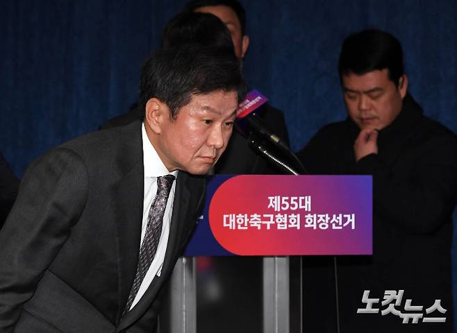 지난 2월 26일 오후 서울 종로구 축구회관에서 열린 제55대 대한축구협회 회장 선거에서 4연임에 성공한 정몽규 회장이 당선소감을 밝히기 위해 연단으로 향하고 있다. 황진환 기자