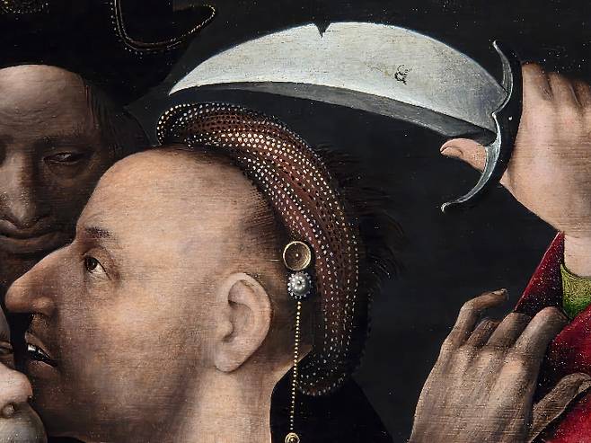 예수의 제자 성 베드로가 치켜든 칼날에 보스의 이름이 새겨져 있다. 곽인숙 기자