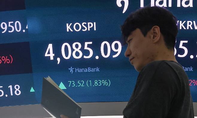 17일 오전 서울 중구 하나은행 본점 딜링룸 현황판에 코스피가 표시돼 있다. 연합뉴스