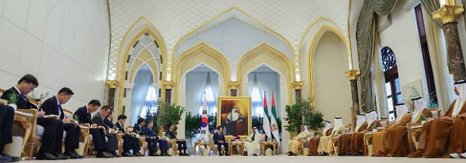 아랍에미리트(UAE)를 국빈 방문 중인 이재명 대통령이 18일(현지시간) 아부다비 대통령궁에서 무함마드 빈 자예드 알 나흐얀 UAE 대통령과 한-UAE 확대회담을 하는 모습. 연합뉴스