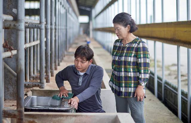 김 대표가 어머니와 함께 물통을 청소하고 있다.