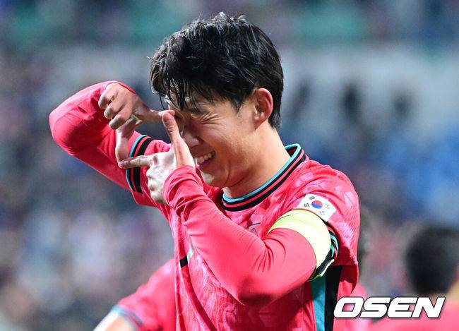 [OSEN=대전, 최규한 기자] 14일 오후 대전월드컵경기장에서 대한민국과 볼리비아의 축구 국가대표팀 평가전이 열렸다.홍명보호는 내년 6월 열리는 2026 국제축구협회(FIFA) 북중미월드컵을 앞두고 월드컵 남미 예선에서 7위를 거두며 플레이오프에 진출한&nbsp;볼리비아를 상대로 본선에서의 경쟁력을 시험할 기회를 갖는다.후반 한국 손흥민이 프리킥으로 선제골을 작렬시킨 뒤 기뻐하고 있다. 2025.11.14 / dreamer@osen.co.kr