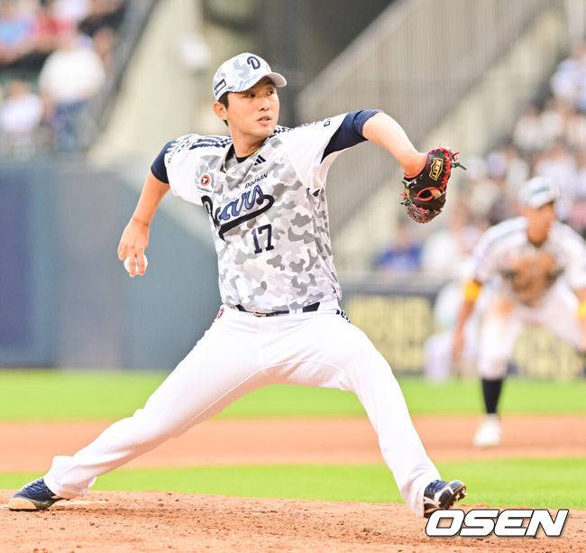 [OSEN=잠실, 박준형 기자] 7일 오후 서울 잠실구장에서 ‘2025 신한 SOL BANK KBO리그’ 두산 베어스와 롯데 자이언츠의 경기가 진행됐다. 이날 두산은 최승용을 롯데는 이민석을 선발투수로 내세웠다. 이날 올해 1군 첫 등판한 두산 홍건희 투수가 7회 역투하고 있다.  2025.06.07 / soul1014@osen.co.kr