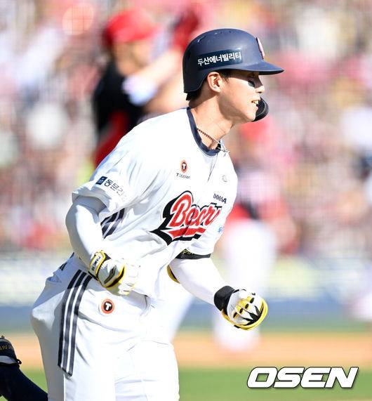 [OSEN=잠실, 이대선 기자] 20일 오후 서울 잠실야구장에서 2025 신한 SOL Bank KBO리그 두산 베어스와 KIA  타이거즈의 경기가 열렸다.두산은 잭로그, KIA는 네일을 선발 투수로 내세웠다.6회말 2사 2,3루에서 두산 박준영이 우전 2타점 적시타를 치고 환호하고 있다. 2025.04.20 /sunday@osen.co.kr