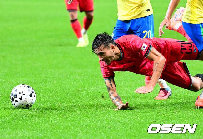 [OSEN=서울월드컵경기장, 지형준 기자] 세계의 벽은 높았다. 결과는 0-5 대패였다.홍명보&nbsp;감독이 이끄는 대한민국 남자 축구 국가대표팀은 10일 서울월드컵경기장에서 '세계 최강' 브라질을&nbsp;상대로 A매치&nbsp;평가전을 치러&nbsp;이스테방(첼시)과 호드리구(레알 마드리드)에게 나란히 2골을 허용하면서 0-5로 대패했다.후반 한국 카스트로프가 파울에 넘어지며 볼을 바라보고 있다. 2025.10.10 /jpnews@osen.co.kr