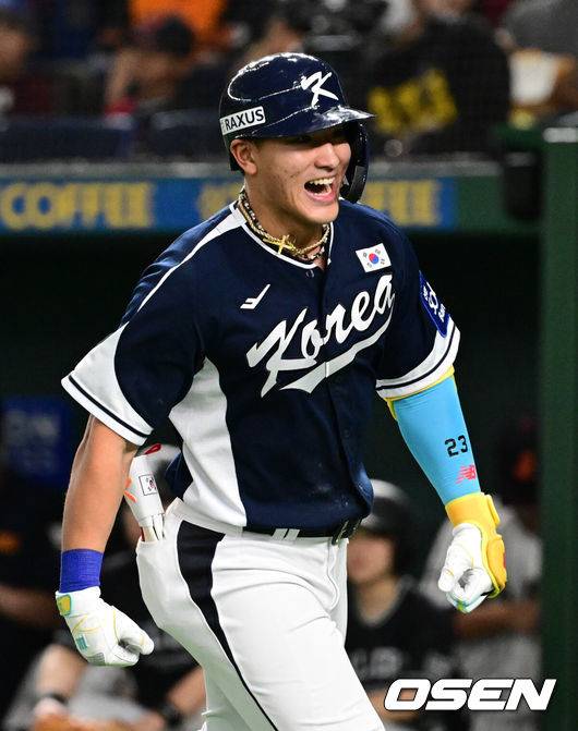 [OSEN=도쿄(일본), 조은정 기자] 한국 야구 대표팀이 한일전 첫 번째 경기에서 뼈아픈 역전패를 허용했다. 2023년 WBC(월드베이스볼클래식)에 이어서 또 한 번 마운드의 차이를 여실히 느꼈다.한국은 15일 일본 도쿄도 도쿄돔에서 열린 ‘2025 NAVER K-BASEBALL SERIES’ 일본과의 1차전에서 4-11 역전패를 당했다. 이날 패배로 한국은 성인 대표팀 경기에서 2015년 프리미어12 준결승 4-3 승리 이후 일본에 10연패(아시안게임 제외)를 당하고 말았다.4회초 무사 1루에서 대한민국 안현민이 선제 2타점 좌중월 투런포를 날린 뒤 베이스를 돌고 있다. 2025.11.15. /cej@osen.co.kr