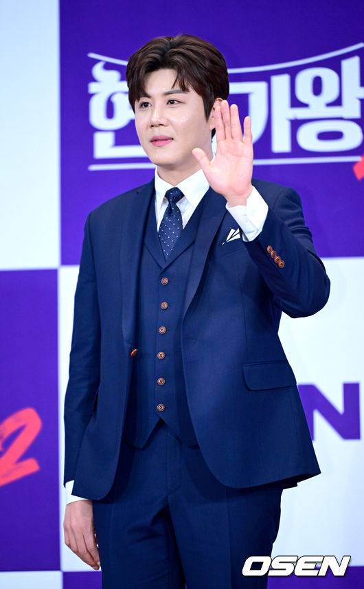 [OSEN=최규한 기자] 12일 오후 서울 상암동 누리꿈스퀘어 비즈니스타워에서 MBN '현역가왕2' 종영기념 기자간담회가 열렸다.'현역가왕2’는 박서진이 총점&nbsp;4574점을 기록하며 최종 우승을 차지했다. 이어 진해성-에녹-신승태-김준수-최수호-강문경이 차례로 톱7을 완성했다.&nbsp;가수 진해성이 포토타임을 하고 있다. 2025.03.12 / dreamer@osen.co.kr