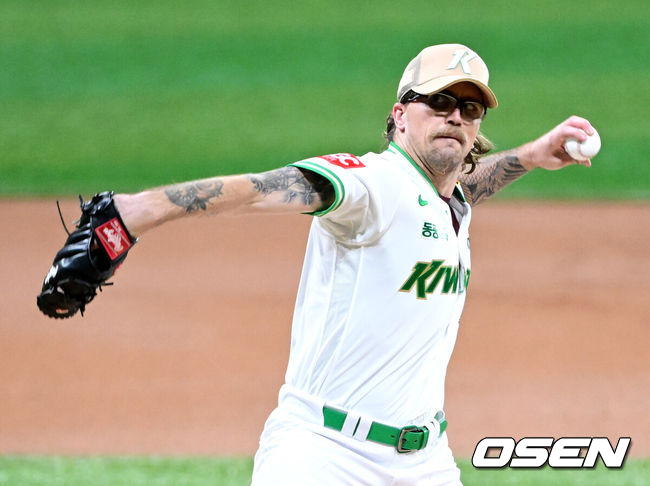 [OSEN=고척, 최규한 기자] 22일 오후 서울 고척스카이돔에서 ‘2025 신한 SOL Bank KBO리그’ 키움 히어로즈와 롯데 자이언츠의 경기가 열렸다. 홈팀 키움은 라클란 웰스, 방문팀 롯데는 나균안을 선발로 내세웠다. 1회초 키움 선발 라클란 웰스가 힘차게 공을 뿌리고 있다. 2025.07.22 / dreamer@osen.co.kr