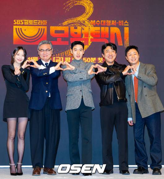 [OSEN=민경훈 기자] 18일 오후 서울 양천구 목동 SBS 방송센터 SBS홀에서 SBS 금토드라마 ‘모범택시3’ 제작발표회가 열렸다.배우 이제훈, 김의성, 표예진, 장혁진, 배유람 주연의 드라마 ‘모범택시3’는 동명의 웹툰을 원작으로 한 시리즈물로, 베일에 가려진 택시회사 무지개 운수와 택시기사 김도기가 억울한 피해자를 대신해 복수를 완성하는 사적 복수 대행극이다. 배우 표예진, 김의성, 이제훈, 장혁진, 배유람,'이 포즈를 취하고 있다. 2025.11.18 / rumi@osen.co.kr