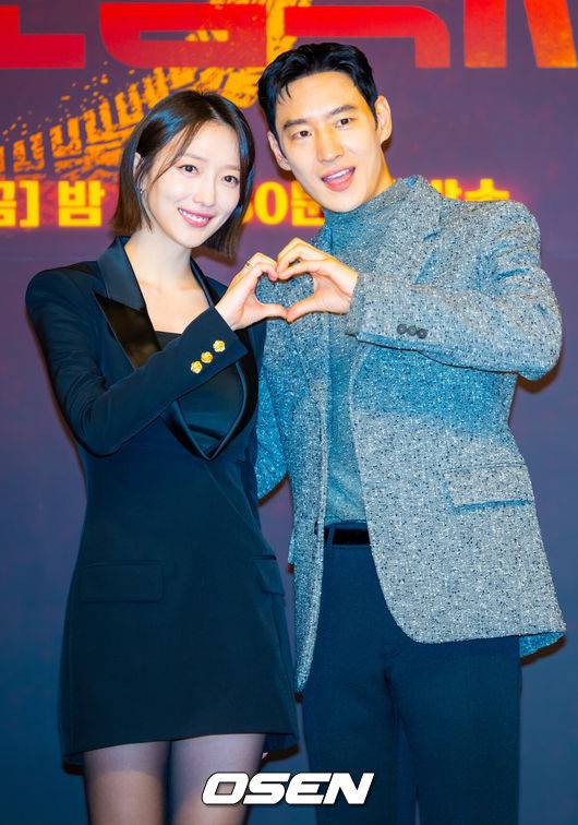 [OSEN=민경훈 기자] 18일 오후 서울 양천구 목동 SBS 방송센터 SBS홀에서 SBS 금토드라마 ‘모범택시3’ 제작발표회가 열렸다.배우 이제훈, 김의성, 표예진, 장혁진, 배유람 주연의 드라마 ‘모범택시3’는 동명의 웹툰을 원작으로 한 시리즈물로, 베일에 가려진 택시회사 무지개 운수와 택시기사 김도기가 억울한 피해자를 대신해 복수를 완성하는 사적 복수 대행극이다.&nbsp;배우 표예진과 이제훈이 포즈를 취하고 있다. 2025.11.18 / rumi@osen.co.kr