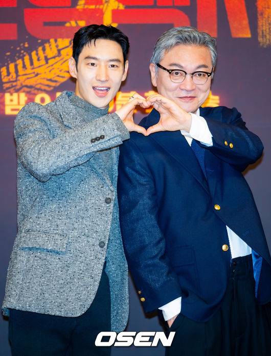 [OSEN=민경훈 기자] 18일 오후 서울 양천구 목동 SBS 방송센터 SBS홀에서 SBS 금토드라마 ‘모범택시3’ 제작발표회가 열렸다.배우 이제훈, 김의성, 표예진, 장혁진, 배유람 주연의 드라마 ‘모범택시3’는 동명의 웹툰을 원작으로 한 시리즈물로, 베일에 가려진 택시회사 무지개 운수와 택시기사 김도기가 억울한 피해자를 대신해 복수를 완성하는 사적 복수 대행극이다. 배우 이제훈과 김의성이 포즈를 취하고 있다. 2025.11.18 / rumi@osen.co.kr