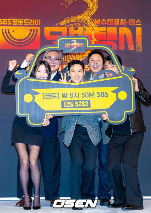 [OSEN=민경훈 기자] 18일 오후 서울 양천구 목동 SBS 방송센터 SBS홀에서 SBS 금토드라마 ‘모범택시3’ 제작발표회가 열렸다.배우 이제훈, 김의성, 표예진, 장혁진, 배유람 주연의 드라마 ‘모범택시3’는 동명의 웹툰을 원작으로 한 시리즈물로, 베일에 가려진 택시회사 무지개 운수와 택시기사 김도기가 억울한 피해자를 대신해 복수를 완성하는 사적 복수 대행극이다.&nbsp;배우 이제훈, 김의성, 표예진, 장혁진, 배유람이 포즈를 취하고 있다. 2025.11.18 / rumi@osen.co.kr