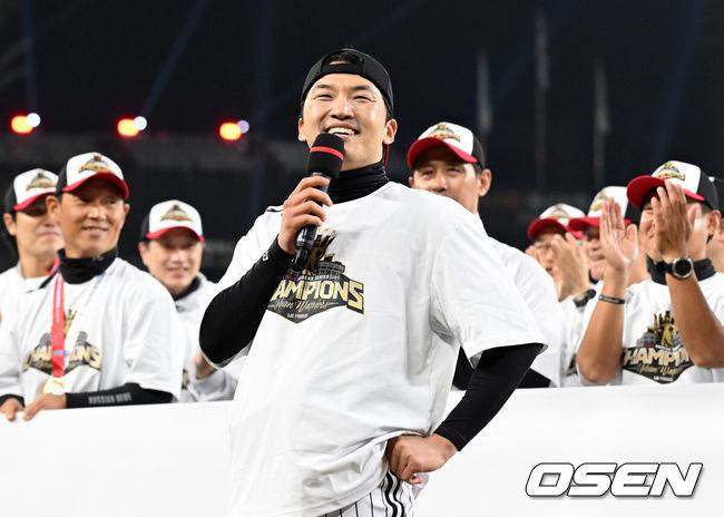 [OSEN=대전, 이대선 기자] 프로야구 LG 트윈스는 31일 대전 한화생명볼파크에서 열린 2025 신한 SOL뱅크 KBO 한국시리즈(7전 4선승제) 한화 이글스와의 5차전에서 4-1로 승리했다.정규시즌 1위 LG는 시리즈 전적 4승 1패로 통합우승 금자탑을 쌓았다. LG의 통합우승은 1990년, 1994년, 2023년에 이은 통산 4번째로, 염경엽 감독은 2023년 부임 후 3년 사이 팀을 두 차례나 정상에&nbsp;올려놓는 위대한 업적을 달성했다. 2023년 1위, 2024년 3위, 2025년 1위로 KBO리그에 트윈스 왕조 시대를 활짝 열었다.&nbsp;LG 박해민이 관중석을 향해 인사를 하고 있다. 2025.10.31 /sunday@osen.co.kr