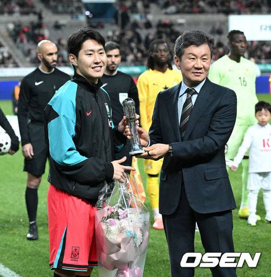 [OSEN=서울월드컵경기장, 이대선 기자] 홍명보 감독이 이끄는 대한민국 축구대표팀이 18일 오후 서울월드컵경기장에서 아프리카 강호 가나와 평가전을 가졌다.홍명보호의 2025년의 끝을 장식할 경기다. 내달 2026 국제축구연맹(FIFA) 북중미 월드컵 조 추첨을 앞두고 열리는 마지막 평가전이기도 하다. 현재 한국은 가나전 결과와 상관없이 사실상 월드컵 포트 2가 확정된 상태다. 아프리카 예선을 뚫고 북중미행에 성공한&nbsp;가나는 FIFA 랭킹 73위다.&nbsp;22위 한국보다는 51계단&nbsp;낮다. 하지만 통산 전적에서 4승 3패로 한국보다 우위다.&nbsp;경기에 앞서 대한민국 이강인이 AFC 올해의 국제선수상 시상식이 열렸다. 2025.11.18 /sunday@osen.co.kr