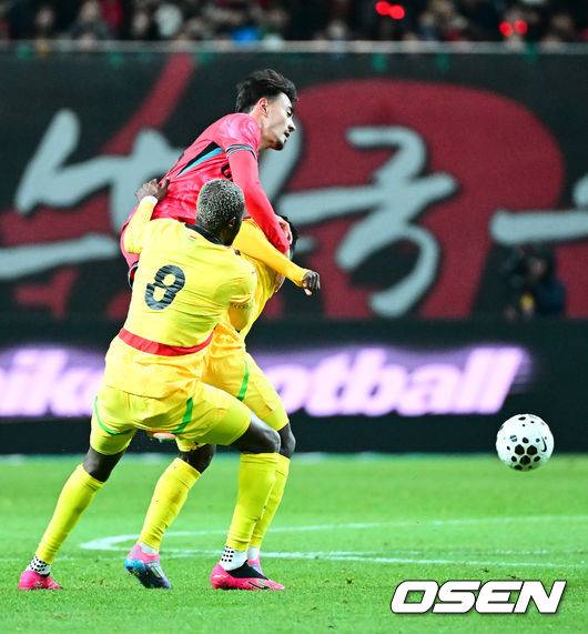 [OSEN=서울월드컵경기장, 지형준 기자] 홍명보 감독이 이끄는 대한민국 축구대표팀이 18일 오후 서울월드컵경기장에서 아프리카 강호 가나와 평가전을 가졌다.홍명보호의 2025년의 끝을 장식할 경기다. 내달 2026 국제축구연맹(FIFA) 북중미 월드컵 조 추첨을 앞두고 열리는 마지막 평가전이기도 하다. 현재 한국은 가나전 결과와 상관없이 사실상 월드컵 포트 2가 확정된 상태다. 아프리카 예선을 뚫고 북중미행에 성공한&nbsp;가나는 FIFA 랭킹 73위다.&nbsp;22위 한국보다는 51계단&nbsp;낮다. 하지만 통산 전적에서 4승 3패로 한국보다 우위다.&nbsp;전반 대한민국 옌스 카스트로프가 가나 수비수와 볼을 다투고 있다. 2025.11.18 /jpnews@osen.co.kr