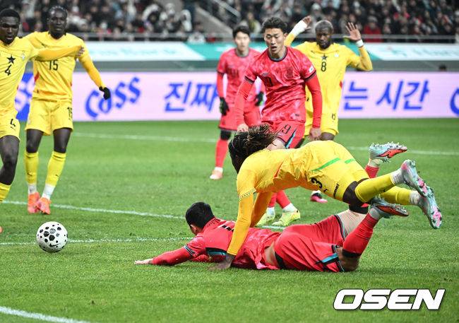 [OSEN=서울월드컵경기장, 이대선 기자] 홍명보 감독이 이끄는 대한민국 축구대표팀이 18일 오후 서울월드컵경기장에서 아프리카 강호 가나와 평가전을 가졌다.홍명보호의 2025년의 끝을 장식할 경기다. 내달 2026 국제축구연맹(FIFA) 북중미 월드컵 조 추첨을 앞두고 열리는 마지막 평가전이기도 하다. 현재 한국은 가나전 결과와 상관없이 사실상 월드컵 포트 2가 확정된 상태다. 아프리카 예선을 뚫고 북중미행에 성공한&nbsp;가나는 FIFA 랭킹 73위다.&nbsp;22위 한국보다는 51계단&nbsp;낮다. 하지만 통산 전적에서 4승 3패로 한국보다 우위다.&nbsp;후반 대한민국 황희찬이 페널티킥을 얻어내고 있다. 2025.11.18 /sunday@osen.co.kr