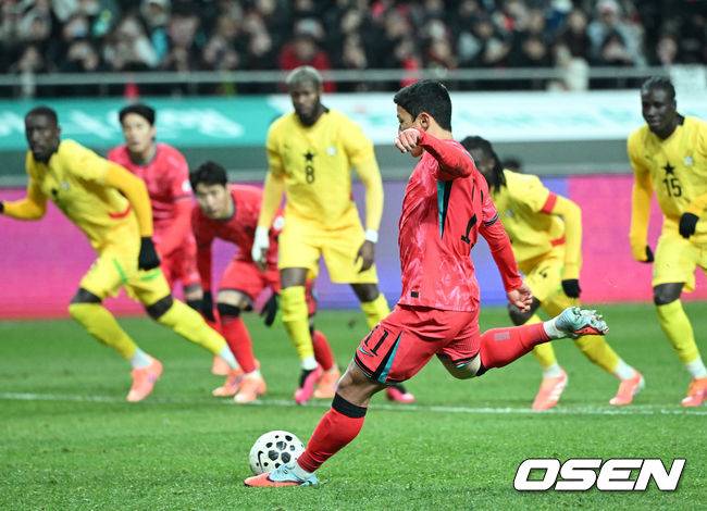 [OSEN=서울월드컵경기장, 이대선 기자] 홍명보 감독이 이끄는 대한민국 축구대표팀이 18일 오후 서울월드컵경기장에서 아프리카 강호 가나와 평가전을 가졌다.홍명보호의 2025년의 끝을 장식할 경기다. 내달 2026 국제축구연맹(FIFA) 북중미 월드컵 조 추첨을 앞두고 열리는 마지막 평가전이기도 하다. 현재 한국은 가나전 결과와 상관없이 사실상 월드컵 포트 2가 확정된 상태다. 아프리카 예선을 뚫고 북중미행에 성공한&nbsp;가나는 FIFA 랭킹 73위다.&nbsp;22위 한국보다는 51계단&nbsp;낮다. 하지만 통산 전적에서 4승 3패로 한국보다 우위다.&nbsp;후반 대한민국 황희찬이 페널티킥 실패하고 있다. 2025.11.18 /sunday@osen.co.kr
