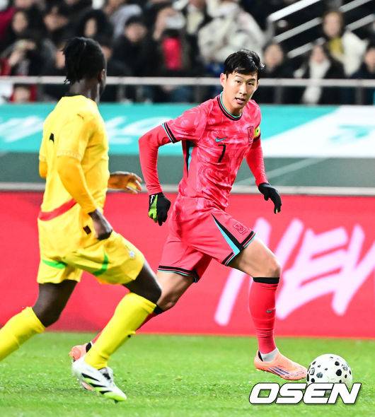 [OSEN=서울월드컵경기장, 지형준 기자] 홍명보 감독이 이끄는 대한민국 축구대표팀이 18일 오후 서울월드컵경기장에서 아프리카 강호 가나와 평가전을 가졌다.홍명보호의 2025년의 끝을 장식할 경기다. 내달 2026 국제축구연맹(FIFA) 북중미 월드컵 조 추첨을 앞두고 열리는 마지막 평가전이기도 하다. 현재 한국은 가나전 결과와 상관없이 사실상 월드컵 포트 2가 확정된 상태다. 아프리카 예선을 뚫고 북중미행에 성공한 가나는 FIFA 랭킹 73위다. 22위 한국보다는 51계단 낮다. 하지만 통산 전적에서 4승 3패로 한국보다 우위다. 전반 대한민국 손흥민이 드리블을 하고 있다. 2025.11.18 /jpnews@osen.co.kr