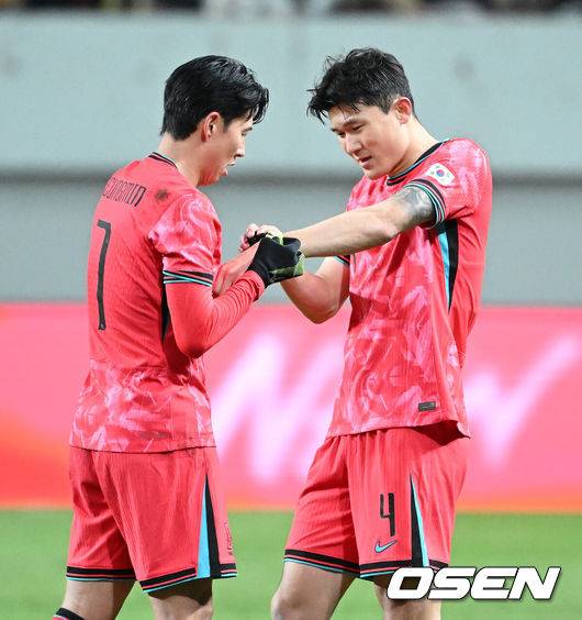 [OSEN=서울월드컵경기장, 이대선 기자] 홍명보 감독이 이끄는 대한민국 축구대표팀이 18일 오후 서울월드컵경기장에서 아프리카 강호 가나와 평가전을 가졌다.홍명보호의 2025년의 끝을 장식할 경기다. 내달 2026 국제축구연맹(FIFA) 북중미 월드컵 조 추첨을 앞두고 열리는 마지막 평가전이기도 하다. 현재 한국은 가나전 결과와 상관없이 사실상 월드컵 포트 2가 확정된 상태다. 아프리카 예선을 뚫고 북중미행에 성공한&nbsp;가나는 FIFA 랭킹 73위다.&nbsp;22위 한국보다는 51계단&nbsp;낮다. 하지만 통산 전적에서 4승 3패로 한국보다 우위다.&nbsp;후반 대한민국 손흥민이교체되며 김민재에게 주장 완장을 건네고 있다. 2025.11.18 /sunday@osen.co.kr