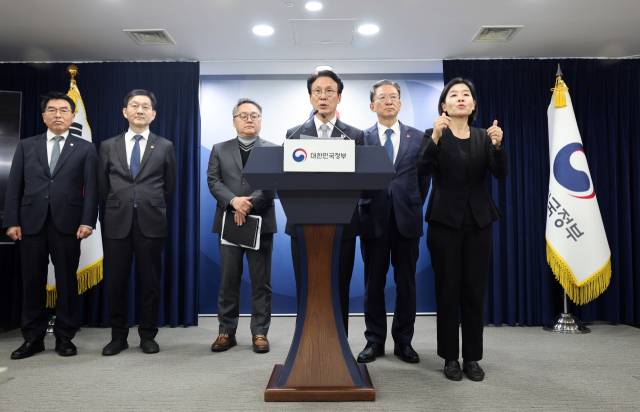 ▲김민석 국무총리가 18일 정부서울청사에서 '론스타 국제투자분쟁(ISDS) 취소 신청'과 관련해 긴급 브리핑하고 있다. 김 총리 오른쪽은 정성호 법무부 장관. 김 총리는 이날 브리핑을 통해 론스타 ISDS 취소 절차를 심리하는 국제투자분쟁해결센터 취소위원회로부터 '대한민국 승소' 결정을 받았다고 밝혔다. ⓒ연합뉴스