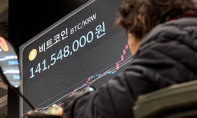17일 서울 강남구 빗썸라운지에 설치된 전광판에 비트코인 시세가 나오고 있다. 뉴시스