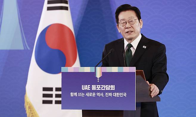 아랍에미리트(UAE)를 국빈 방문 중인 이재명 대통령이 17일(현지시간) 아부다비의 한 호텔에서 열린 동포만찬간담회에서 인사말을 하고 있다. 연합뉴스