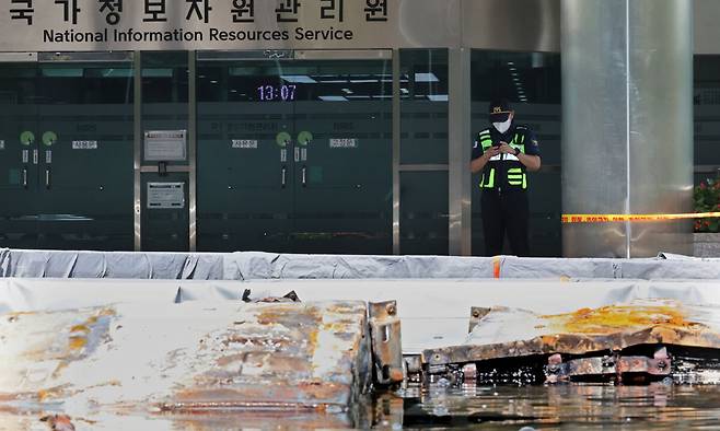 10월 1일 오후 대전 유성구 국가정보자원관리원 화재현장에 설치된 외부 냉각 침수조의 리튬이온 배터리에서 화학작용으로 인한 기포가 올라오고 있는 모습. 뉴시스