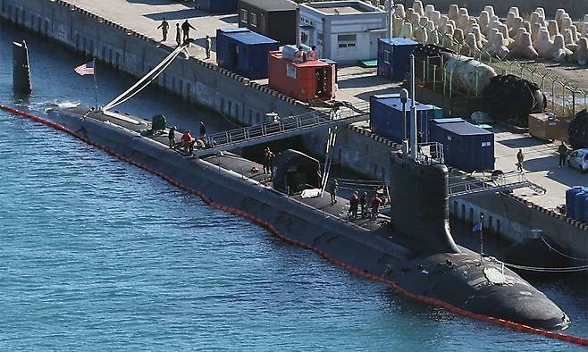 2023년 12월 17일 부산작전기지에 미국의 핵(원자력) 추진 잠수함 '미주리함(SSN-780)'이 입항해 있다. 연합뉴스